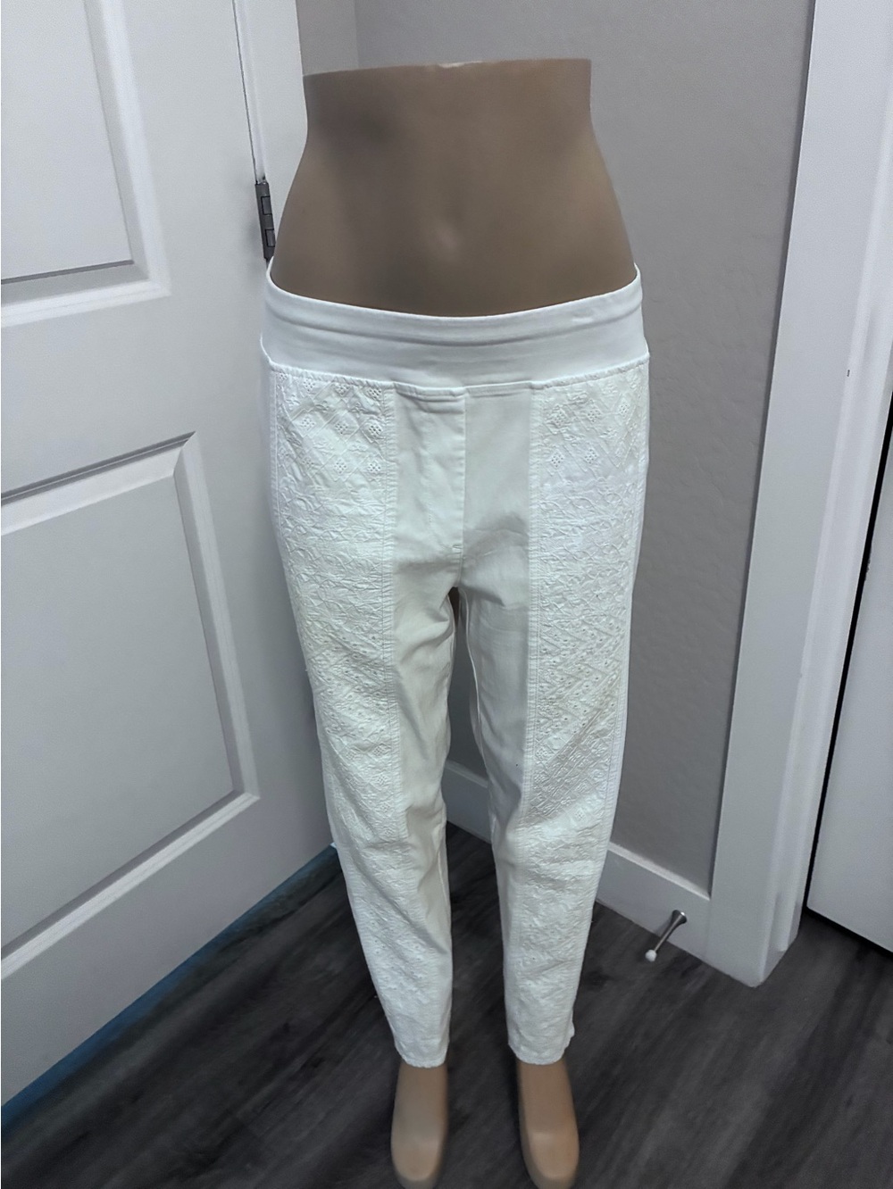 Chico white Bridget pull on pants sz 2.5 ankle pants